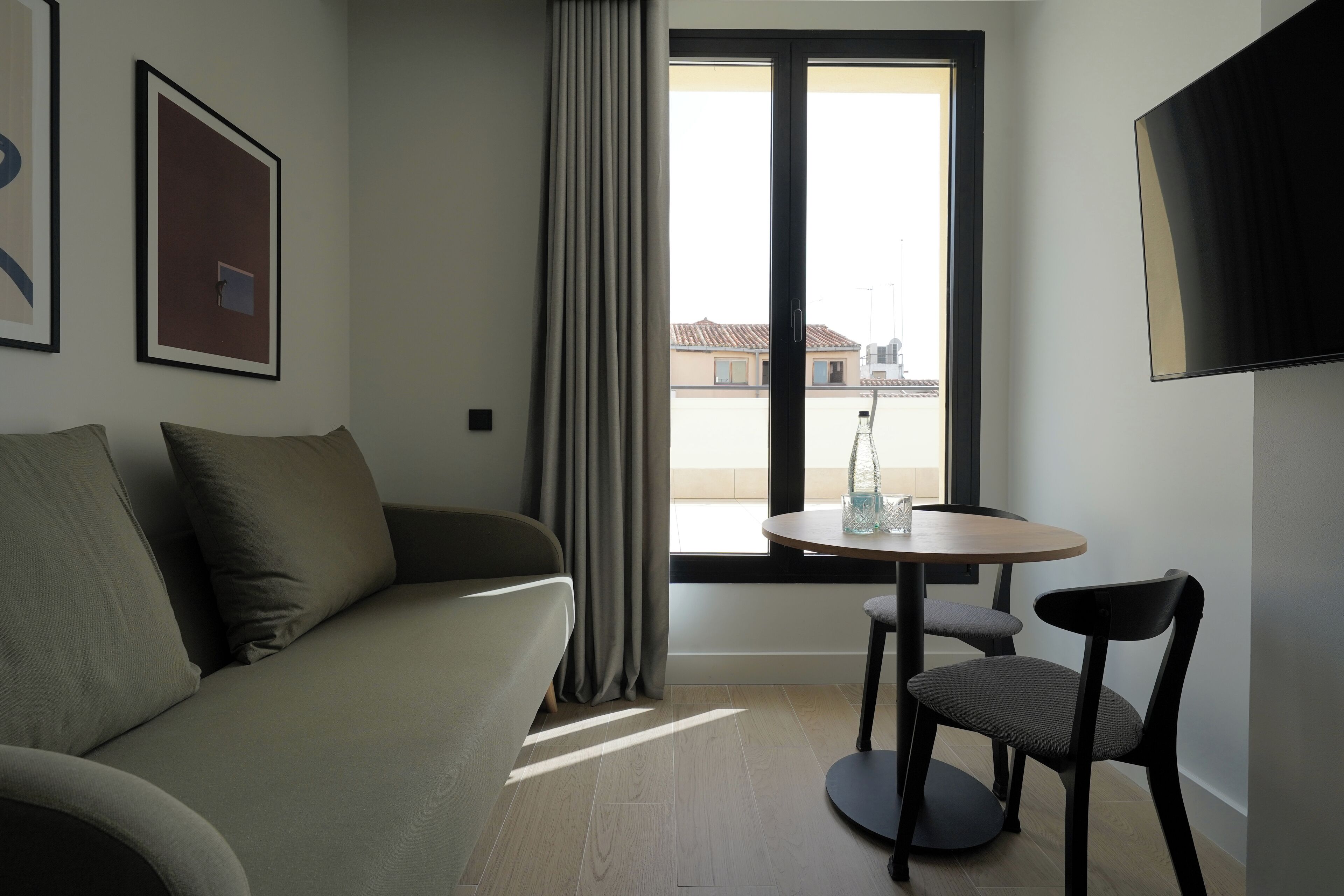 Premium bedding, in-room safe, individually decorated