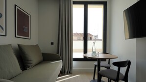 1 Bedroom Apartment with Terrace | Bộ đồ giường cao cấp, két bảo mật tại phòng 