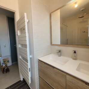 Shower, hair dryer, toilet paper - Appartement Neuf Avec Terrasse , Résidence Sécurisée Proche Lac/golf/plages (Soorts-Hossegor)