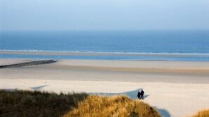 A beach with a clear view of the ocean and a sandy shore. - Meerzeit - im Kaiserhof Wangerooge (Wangerooge)