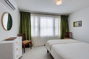 2 bedrooms, iron/ironing board, free WiFi, bed sheets - Paris Unit B , This home provides a private escape with a unique charm. Enjoy the convenience of a private entrance and free parking at the front of the property, steps away from your entryway. (Nashville)