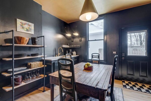 Dining - This house is a 2 bedroom(s), 2 bathrooms, located in Nashville, TN. (Nashville)