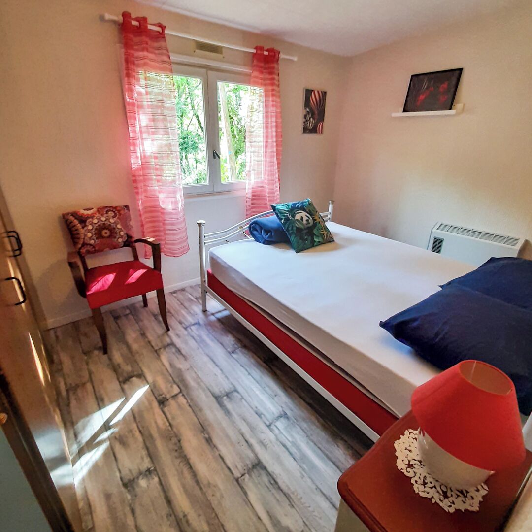 2 bedrooms, travel cot, free WiFi, bed sheets