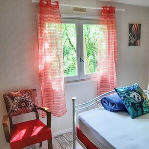 2 bedrooms, travel crib, free WiFi, bed sheets