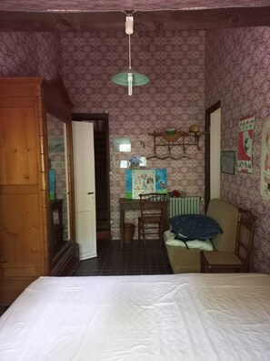 4 bedrooms, iron/ironing board, bed sheets