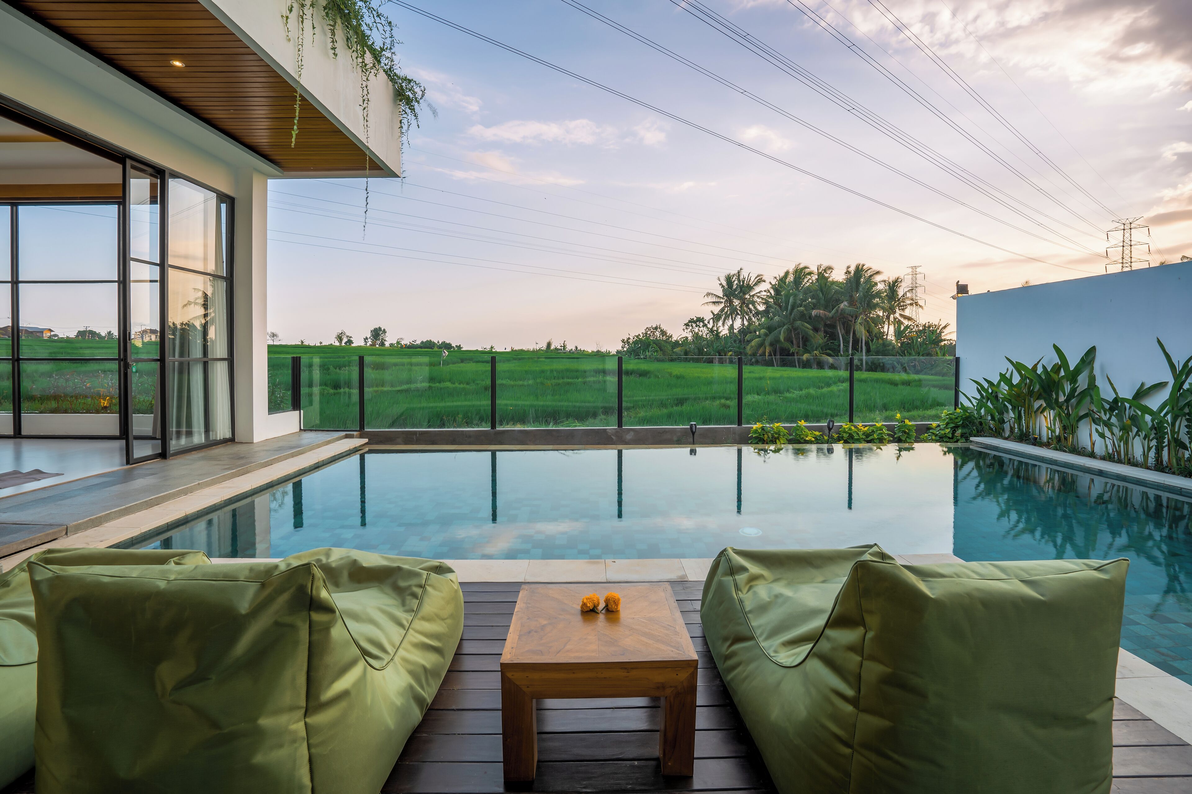 Una piscina al aire libre, sillones reclinables de piscina