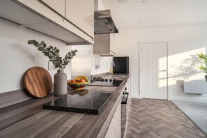 Fridge, microwave, oven, stovetop - Fabulous Bright 1BED Apartment in Central Wrexham (Wrexham)