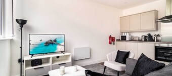Chic 1BR Wrexham Apt, Walk to Station