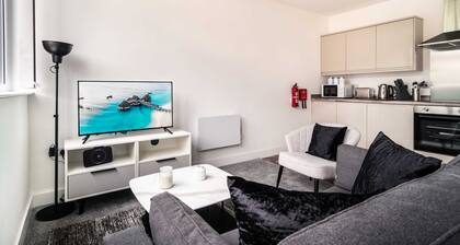 Chic 1BR Wrexham Apt, Walk to Station