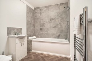 Shower, hair dryer, towels, shampoo - Fabulous Bright 1BED Apartment in Central Wrexham (Wrexham)