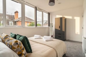 1 bedroom, iron/ironing board, WiFi, bed sheets - Fabulous Bright 1BED Apartment in Central Wrexham (Wrexham)