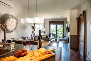 Interior - Lakefront, Mountain View, Remote Work - 1 Bd Suite (Lac-Supérieur)