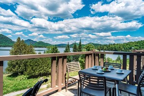 Outdoor dining - Lakefront, Mountain View, Remote Work - 1 Bd Suite (Lac-Supérieur)
