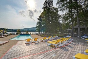 Pool - Lakefront, Mountain View, Remote Work - 1 Bd Suite (Lac-Supérieur)