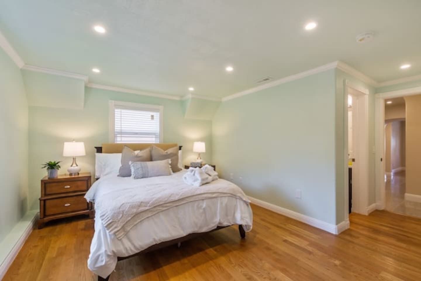 2 bedrooms, desk, iron/ironing board, WiFi