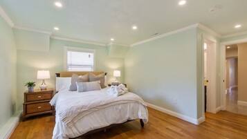 2 bedrooms, desk, iron/ironing board, WiFi