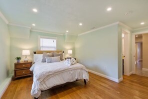 2 bedrooms, desk, iron/ironing board, WiFi