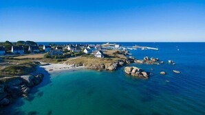 A coastal village with houses near the water, a lighthouse, and rocky terrain. - XL Mobile-home for 6 -Pommeraie de l'Océan- 4Star (Trégunc)