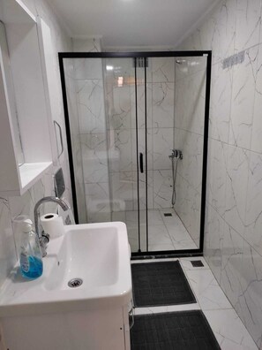 Standard Triple Room, Garden View | Bathroom | Towels - GARDEN Prizma Pansiyon & Aparts (Kemer)