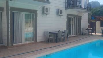 Bar tepi kolam renang