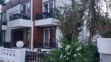 Kolam renang outdoor musiman