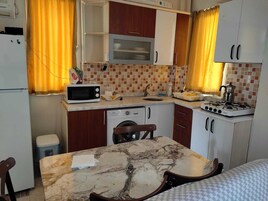 Junior Apartment, City View, Annex Building | Private kitchen | Cookware/dishes/utensils