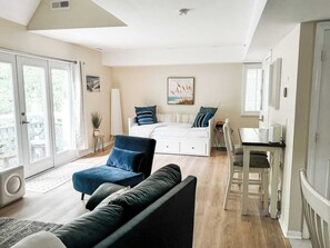 Televisie, een open haard en een kantoor