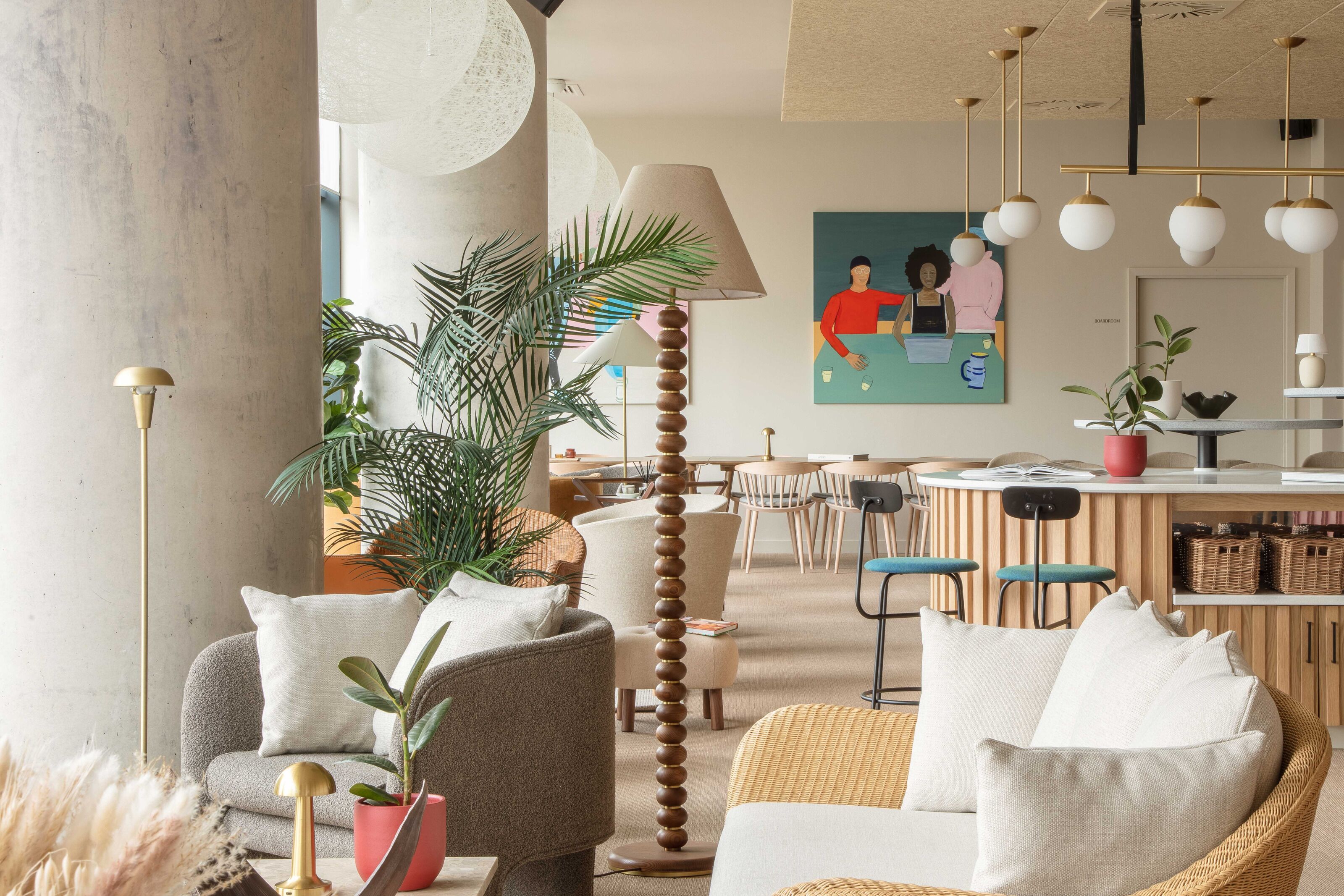 Un interior moderno con sofá, sillas, zona de comedor y cocina.