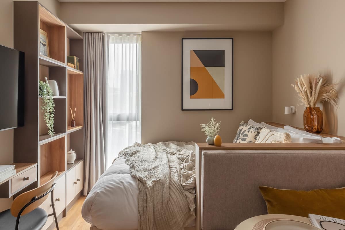 Estudio clásico | Muebles diferentes, escritorio y espacio para trabajar con laptop