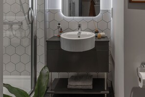 Douche, articles de toilette gratuits, sèche-cheveux