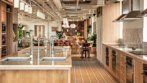 Une cuisine moderne dotée d’un îlot central, de meubles en bois et d’un sol à motifs.
