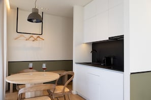 Superior Studio | Private kitchen | Mini-fridge, oven, espresso maker, coffee/tea maker - Rebalance Apartments (Athens)