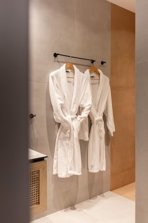 Estudio superior | Baño | Ducha, cabezal de ducha tipo lluvia, secador de pelo y albornoces