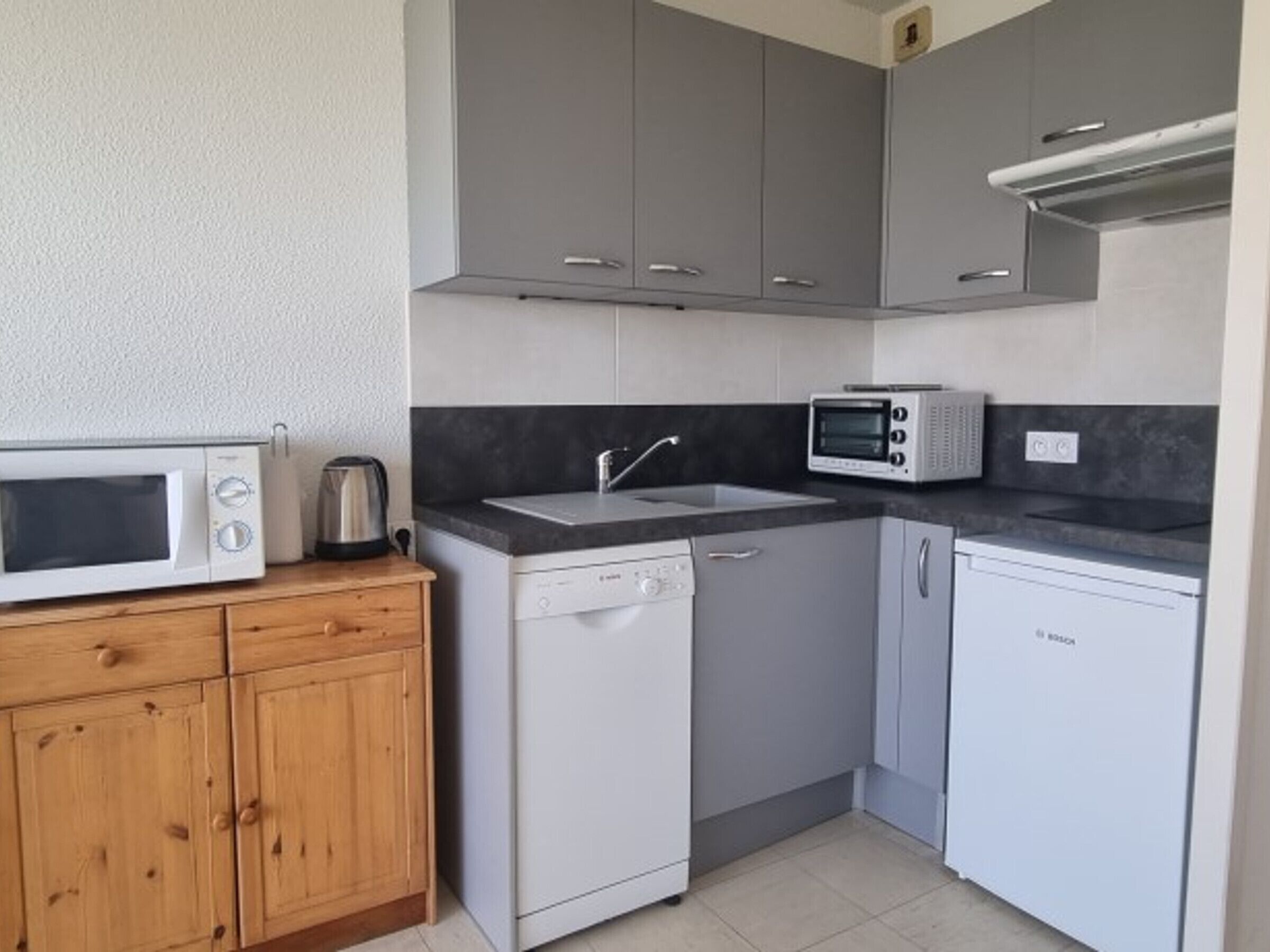 Réfrigérateur, micro-ondes, plaque de cuisson, lave-vaisselle