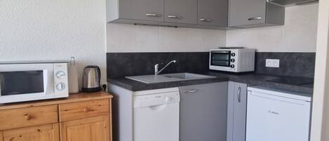 Fridge, microwave, stovetop, dishwasher