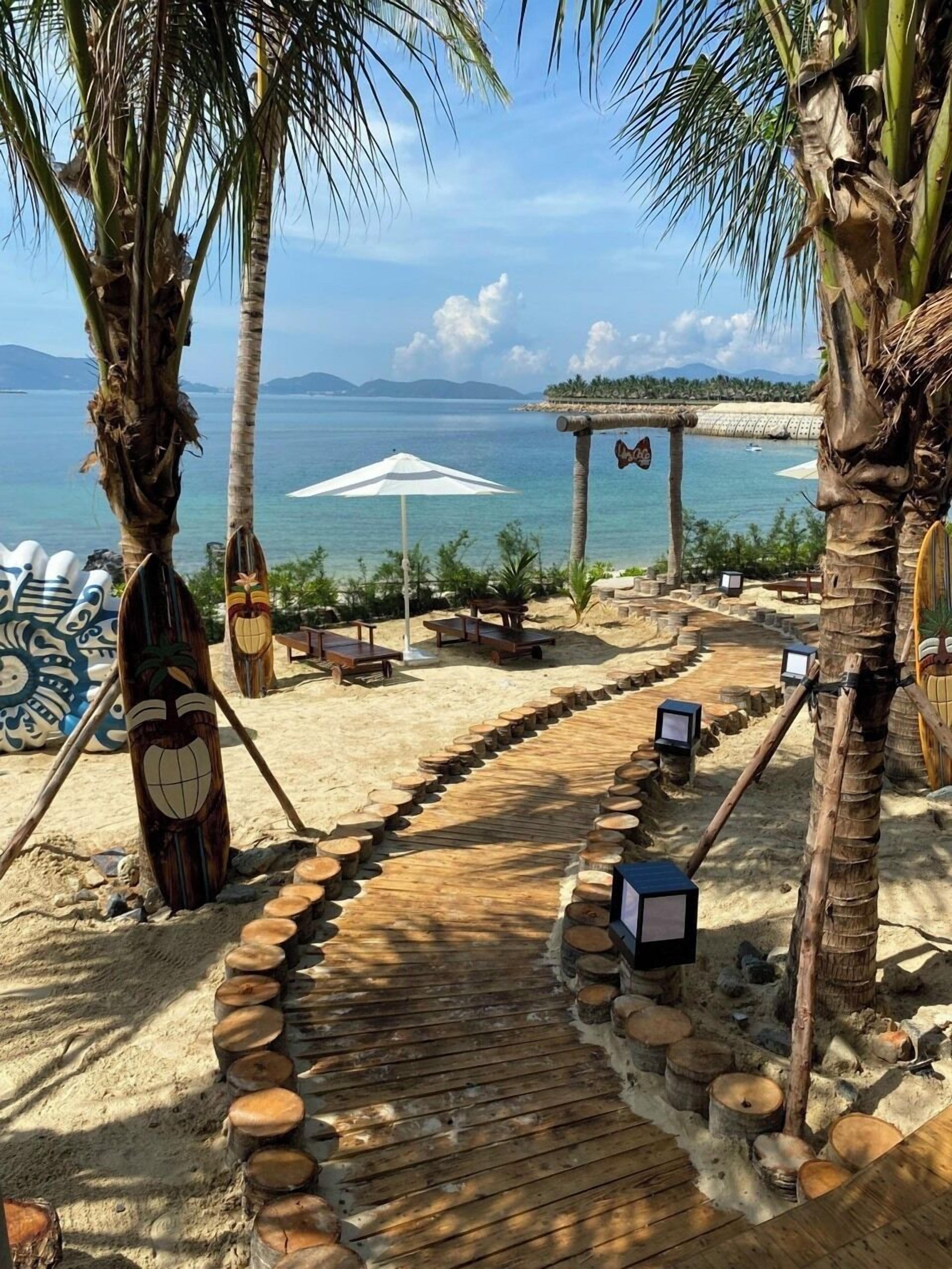 Playa privada, arena blanca, sillas reclinables de playa, sombrillas