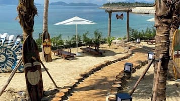 私人海灘、白沙、躺椅、太陽傘