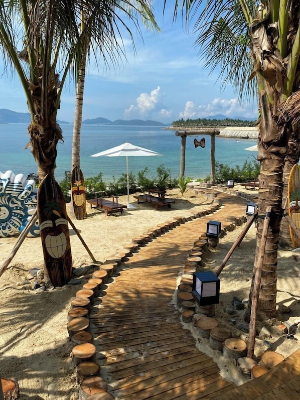 私人海灘、白沙、躺椅、遮陽傘