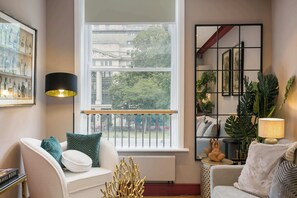 TV, offices - Frankie Class: Elegant 1-Bed by the British Museum (Greater London)