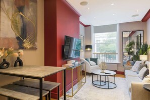 TV, offices - Frankie Class: Elegant 1-Bed by the British Museum (Greater London)