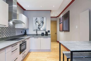 Fridge, microwave, oven, stovetop - Frankie Class: Elegant 1-Bed by the British Museum (Greater London)