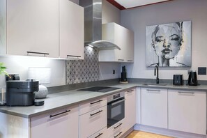 Fridge, microwave, oven, stovetop - Frankie Class: Elegant 1-Bed by the British Museum (Greater London)