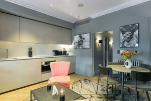Dining - Luxe 1-Bed Covent Garden Apt · AC · Sleeps 4 (Greater London)