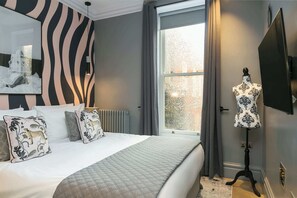 1 bedroom, iron/ironing board, WiFi, bed sheets - Luxe 1-Bed Covent Garden Apt · AC · Sleeps 4 (Greater London)