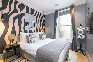 1 bedroom, iron/ironing board, WiFi, bed sheets - Luxe 1-Bed Covent Garden Apt · AC · Sleeps 4 (Greater London)