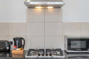 Køleskab, mikrobølgeovn, opvaskemaskine, kaffe-/temaskine