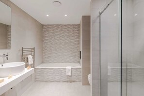 Dusche, Haartrockner, Handtücher, Shampoo