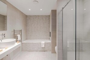 Dusche, Haartrockner, Handtücher, Shampoo