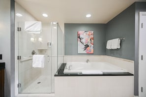 Dusche, Whirlpool, Haartrockner, Handtücher