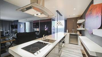 Een koelkast, een microgolfoven, een kookplaat, een vaatwasser